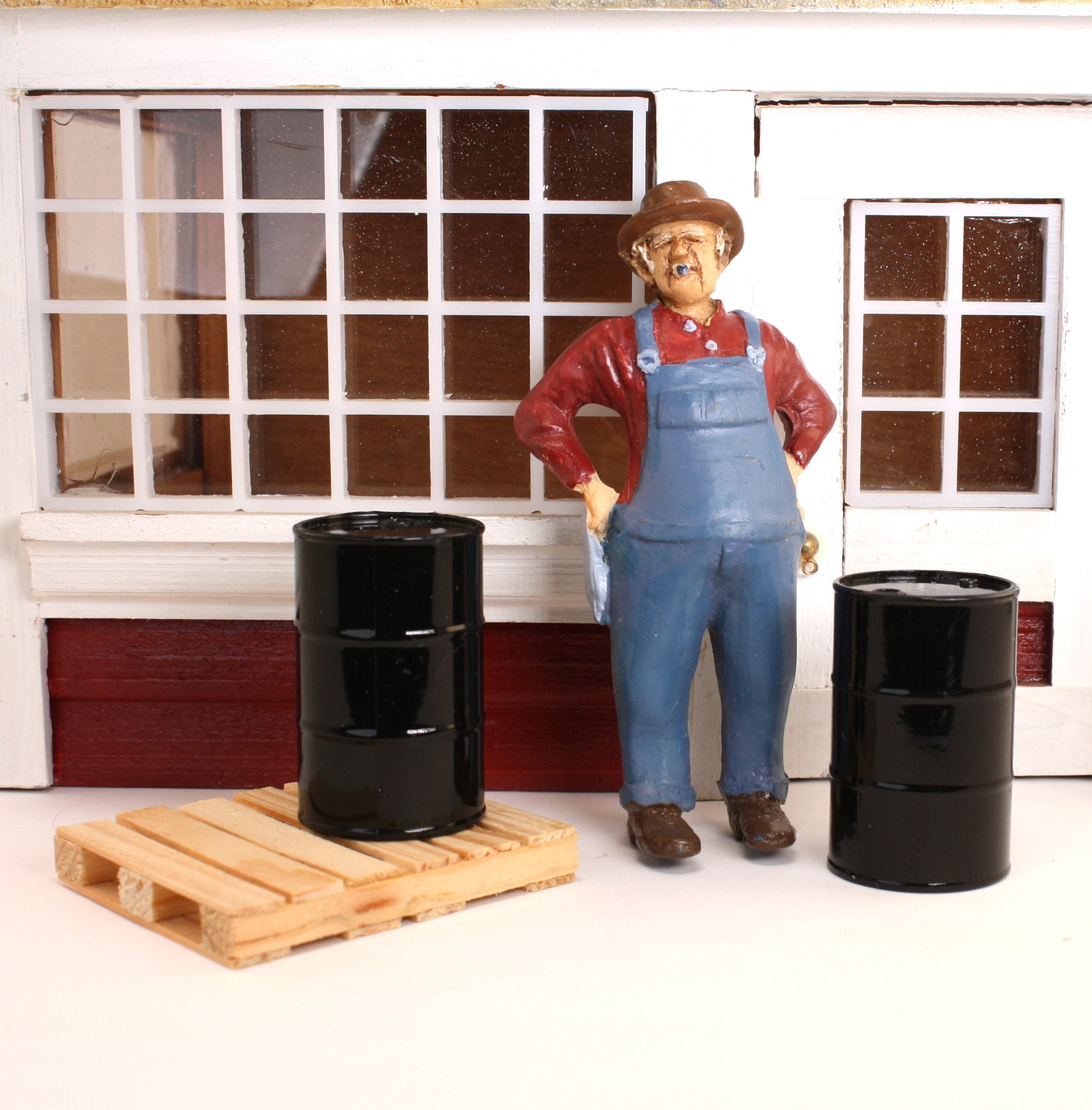 Pallet and Barrels - 3 Piece Set - 1:24 Scale - 101-0605