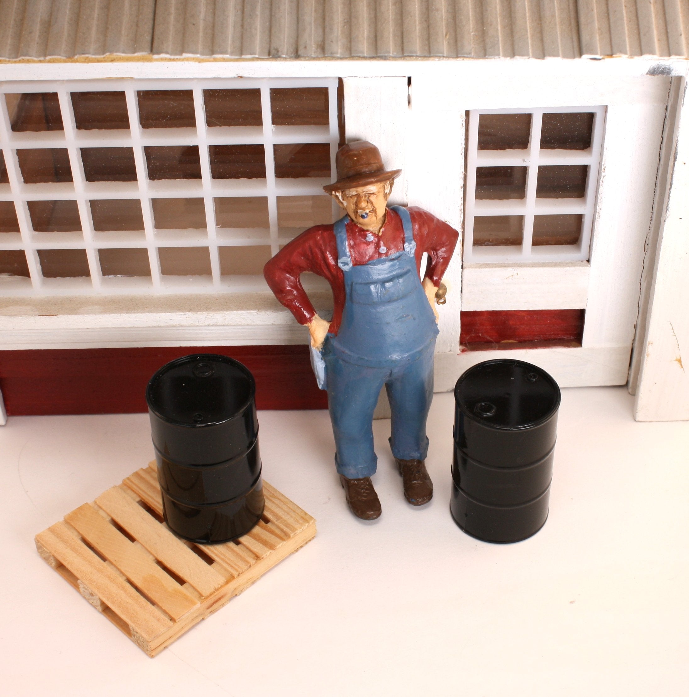 Pallet and Barrels - 3 Piece Set - 1:24 Scale - 101-0605