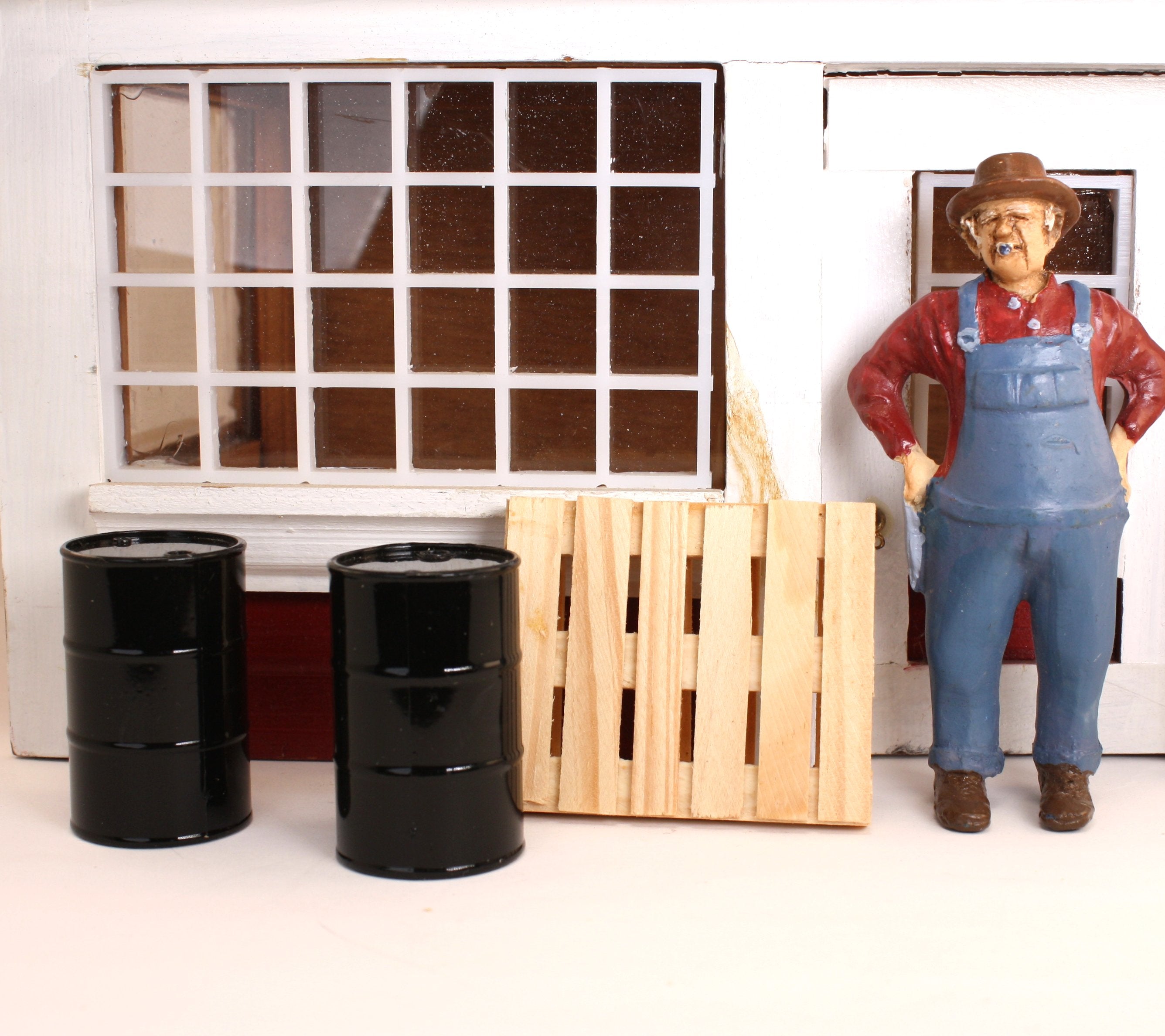 Pallet and Barrels - 3 Piece Set - 1:24 Scale - 101-0605