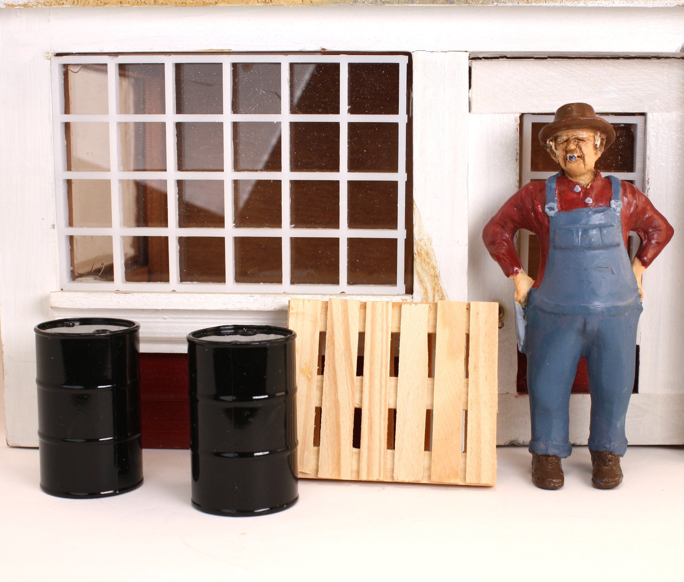 Pallet and Barrels - 3 Piece Set - 1:24 Scale - 101-0605