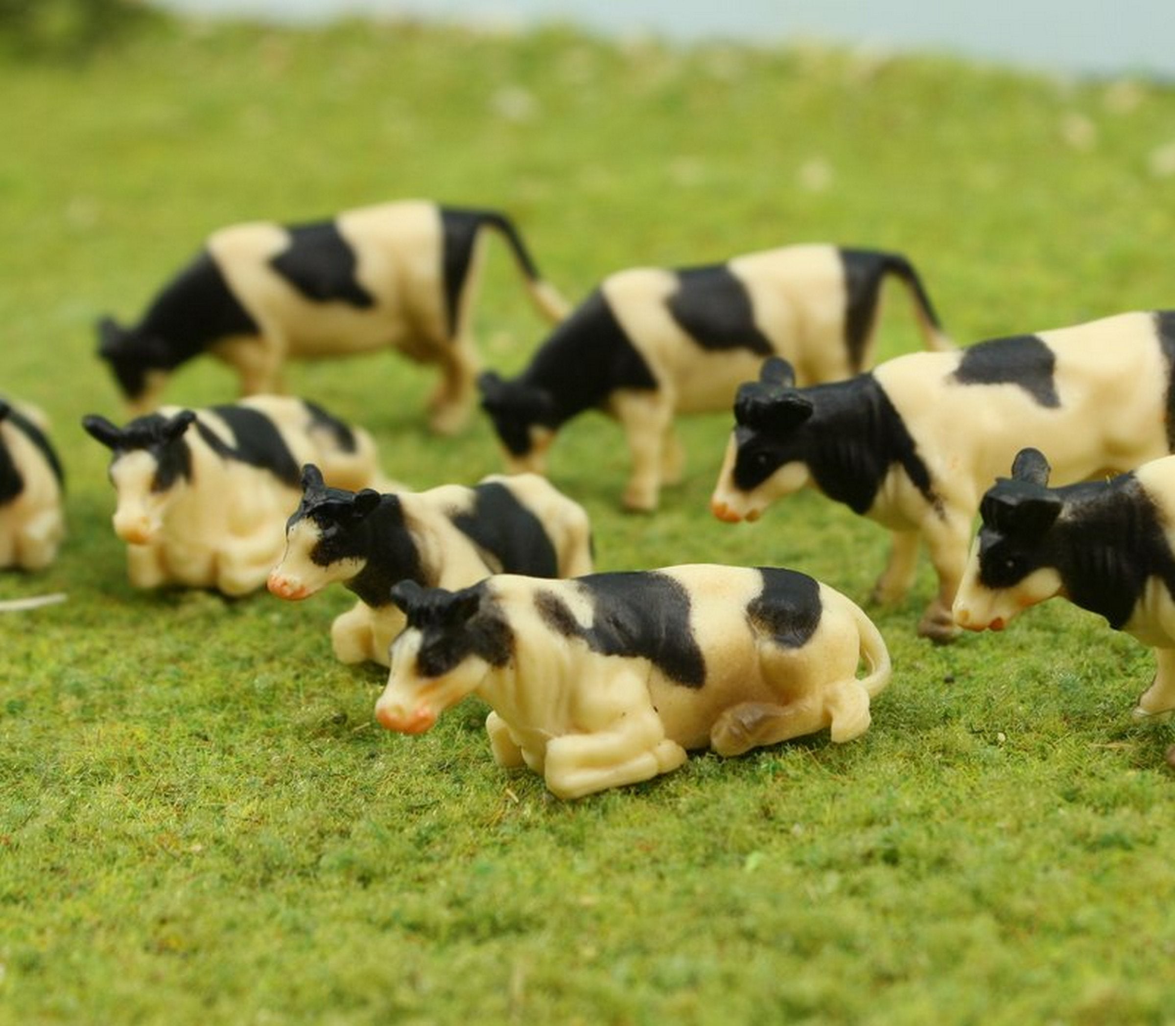 Holstein Cattle Set - HO Scale - 8 Pieces - 106-1878