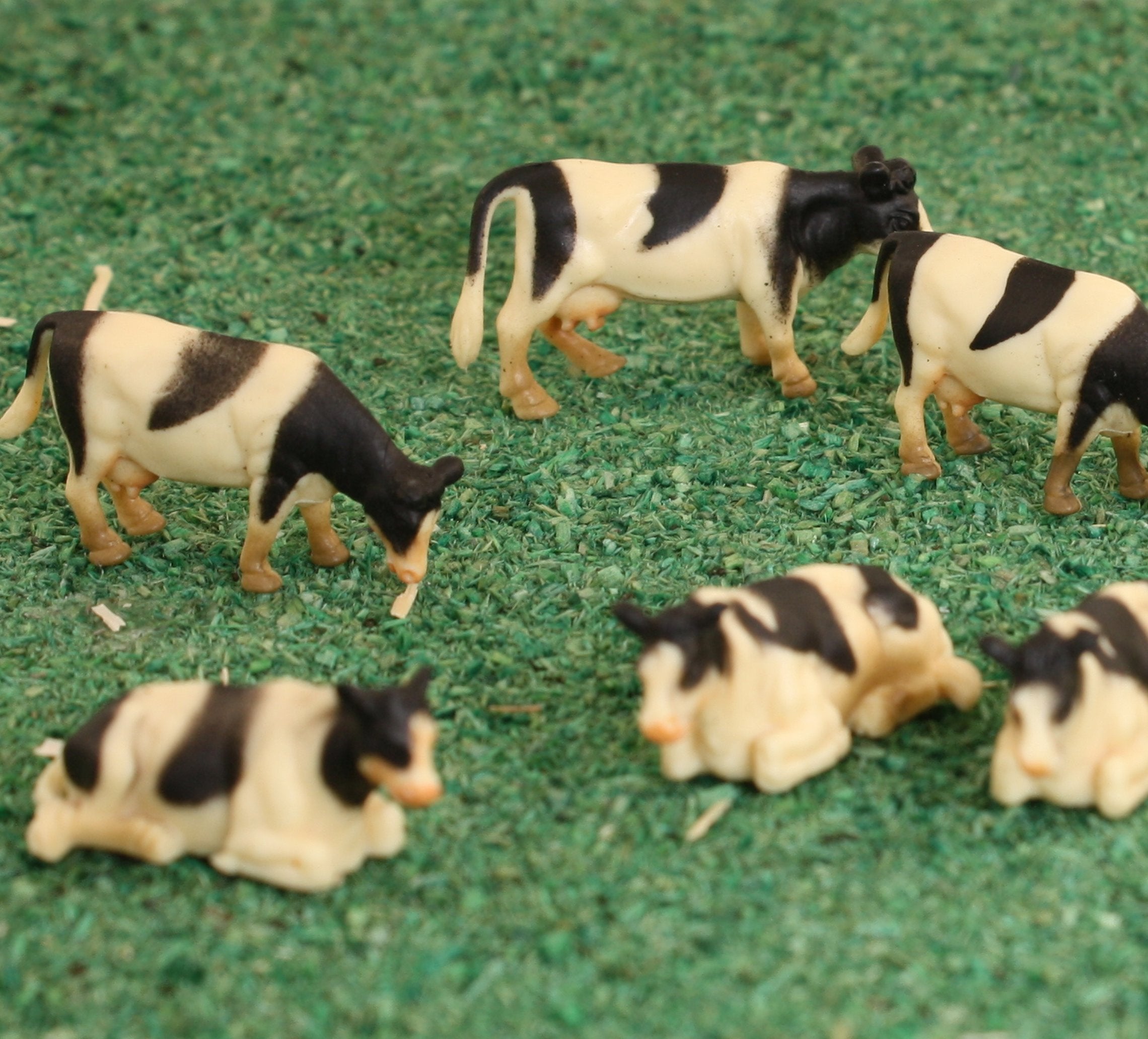 Holstein Cattle Set - HO Scale - 8 Pieces - 106-1878