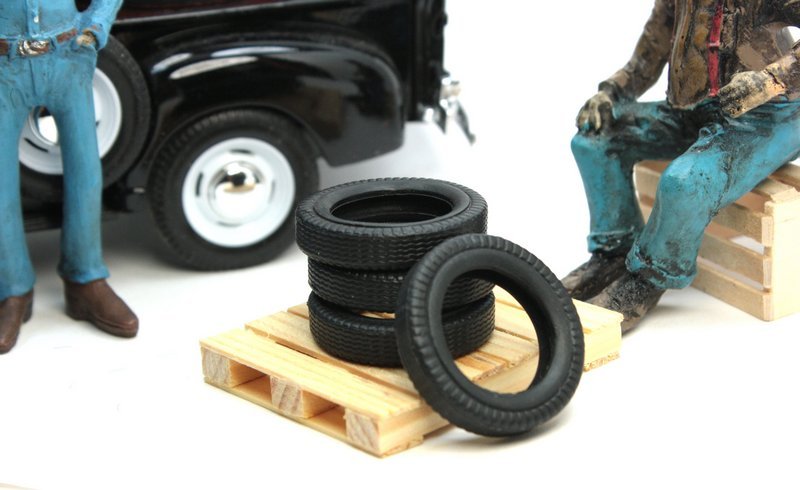 Tires & Pallet - Construction Layout - G Scale - 106-17014